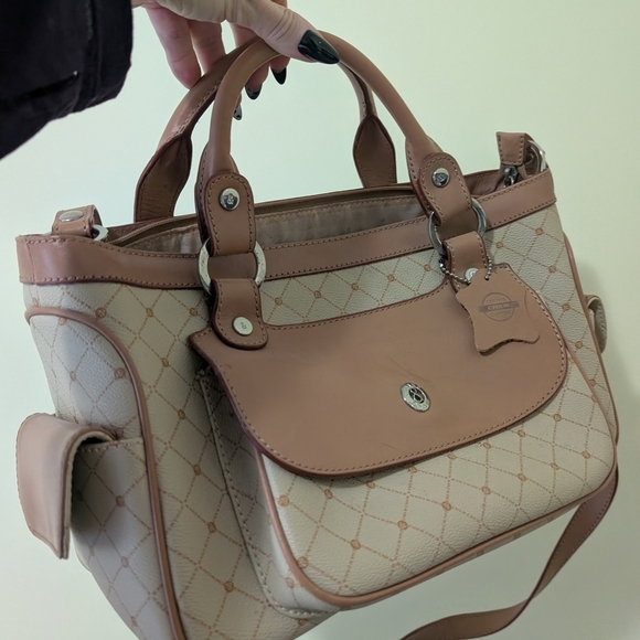 Elegant Tan and Cream Handbag - Picture 2 of 10